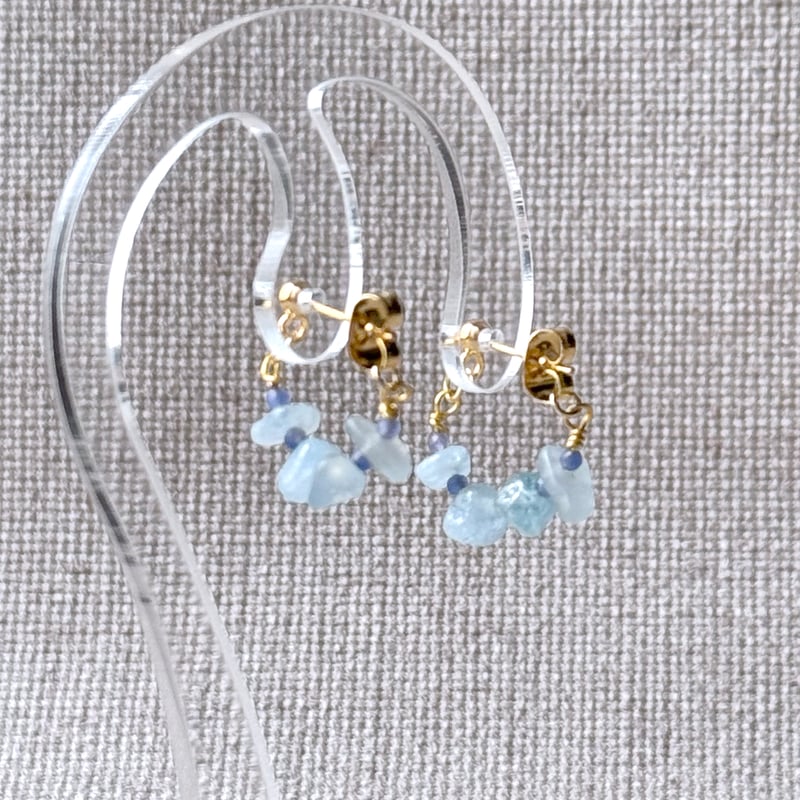 さざれ石の小ぶりなフープピアス アクアマリン [No.088] | Handmade