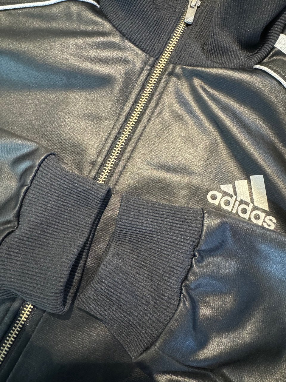 adidas トラックジャケット 黒 ビッグロゴ コーティングジャージ