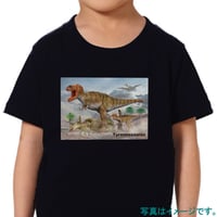 【加藤愛一】恐竜アート黒Tシャツ 獲物をしとめたティラノサウルス