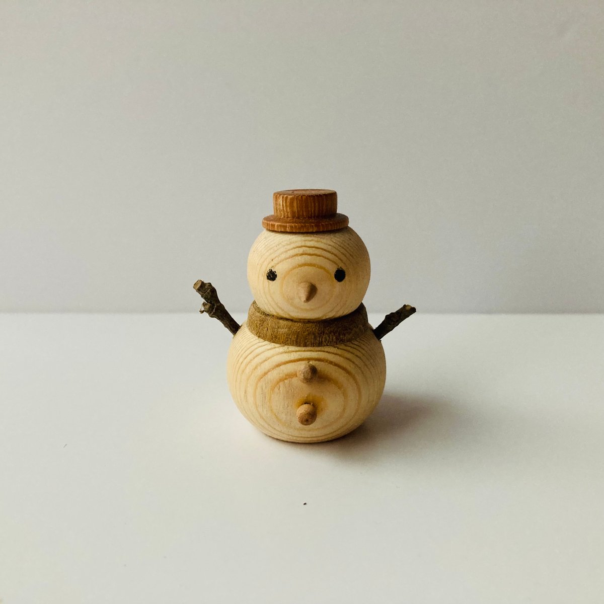 ハンドメイド雪だるまと子供たちの木製ボックス ウルブリヒト オーナメント 山小屋と雪だるま | 木のおもちゃ専門店