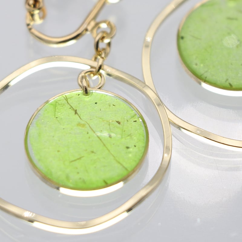 一点もの【織部green＊hoop】フープピアス・緑・偏光ビーズ・和風 イヤリング・ピアス｜丸とフープ｜緑 | POOPOOPAPER accessory