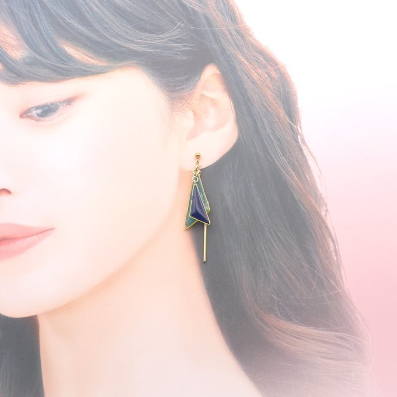 【1013】爽やかブルーの三角ピアス／イヤリング イヤリング・ピアス｜三角とスティック｜水色・青 | POOPOOPAPER