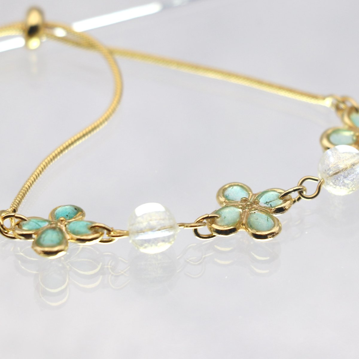 淡い黄色のアクリルビーズブレスレット ブレスレット｜花とアクリルビーズ｜水色 | POOPOOPAPER accessory