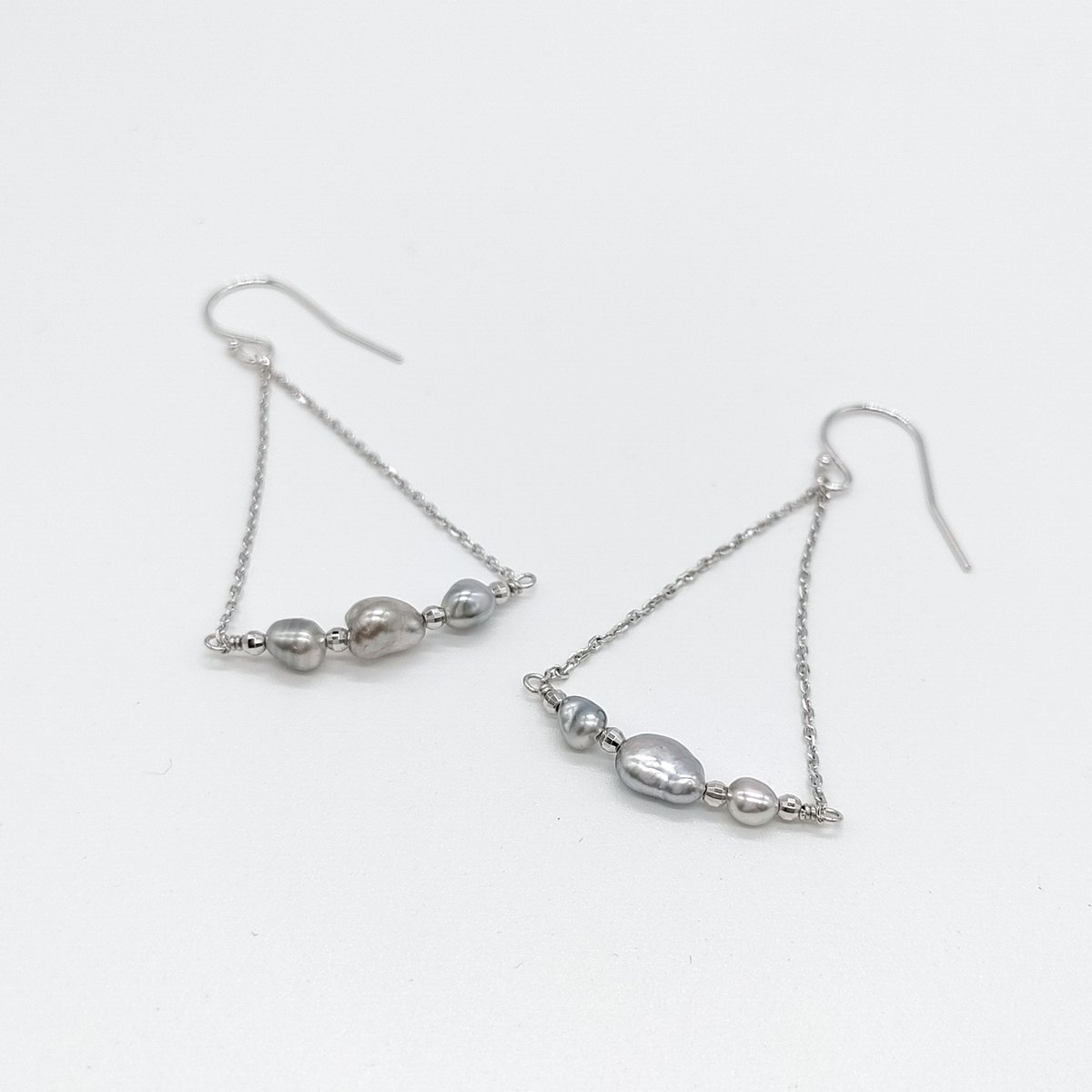 820 本真珠　パールピアス タヒチパール　ケシパール　無核　K18YG タヒチ ケシパール 揺れるピアス | KJM-pearl