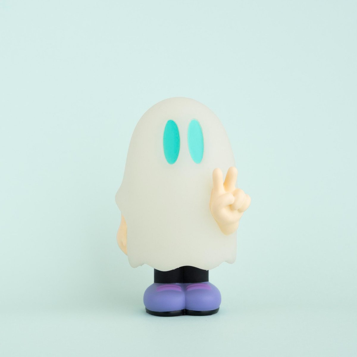 ピースおばけちゃんの蓄光ソフビ[SKYBLUE] | ななしのおばけちゃん