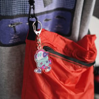 街を歩くおばけちゃんアクリルキーホルダー