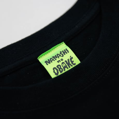街を歩くヘッドホンおばけのロングTシャツ
