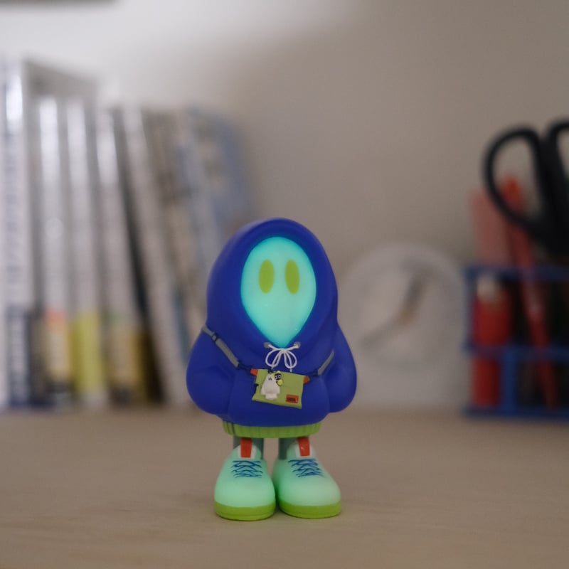 フードかぶりおばけちゃんのソフビ[蓄光BLUE] | ななしのおばけちゃん