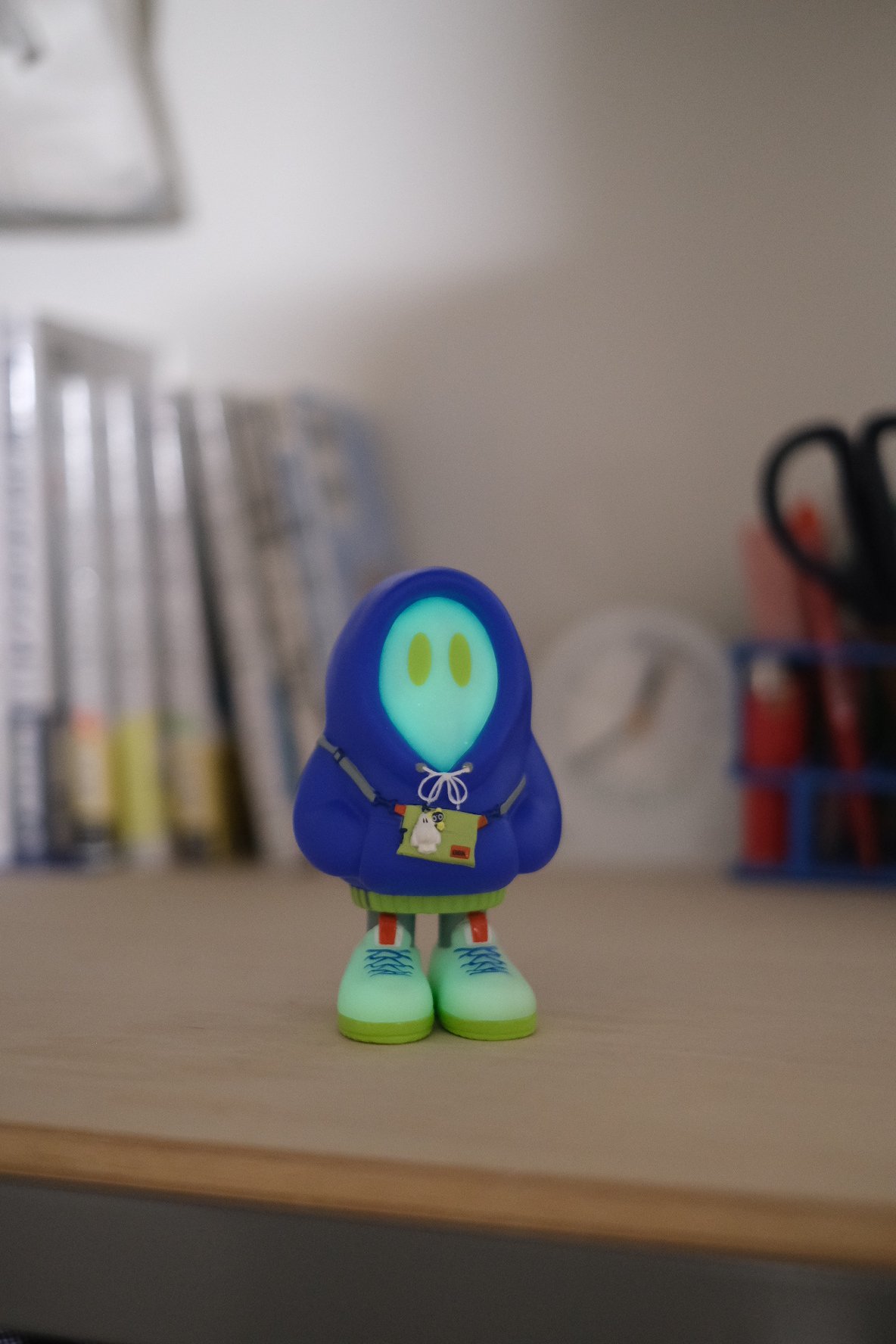 フードかぶりおばけちゃんのソフビ[蓄光BLUE] | ななしのおばけちゃん