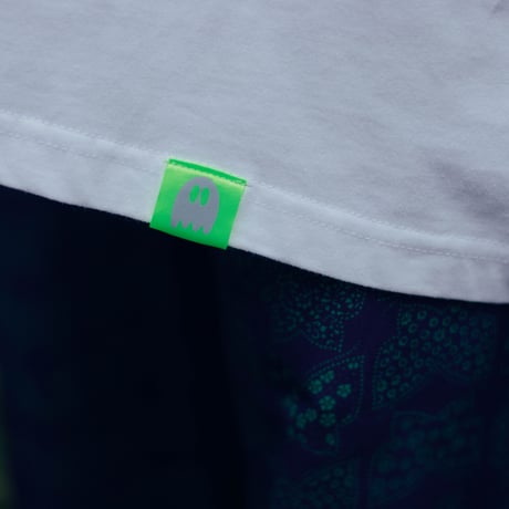 街を歩くヘッドホンおばけのロングTシャツ