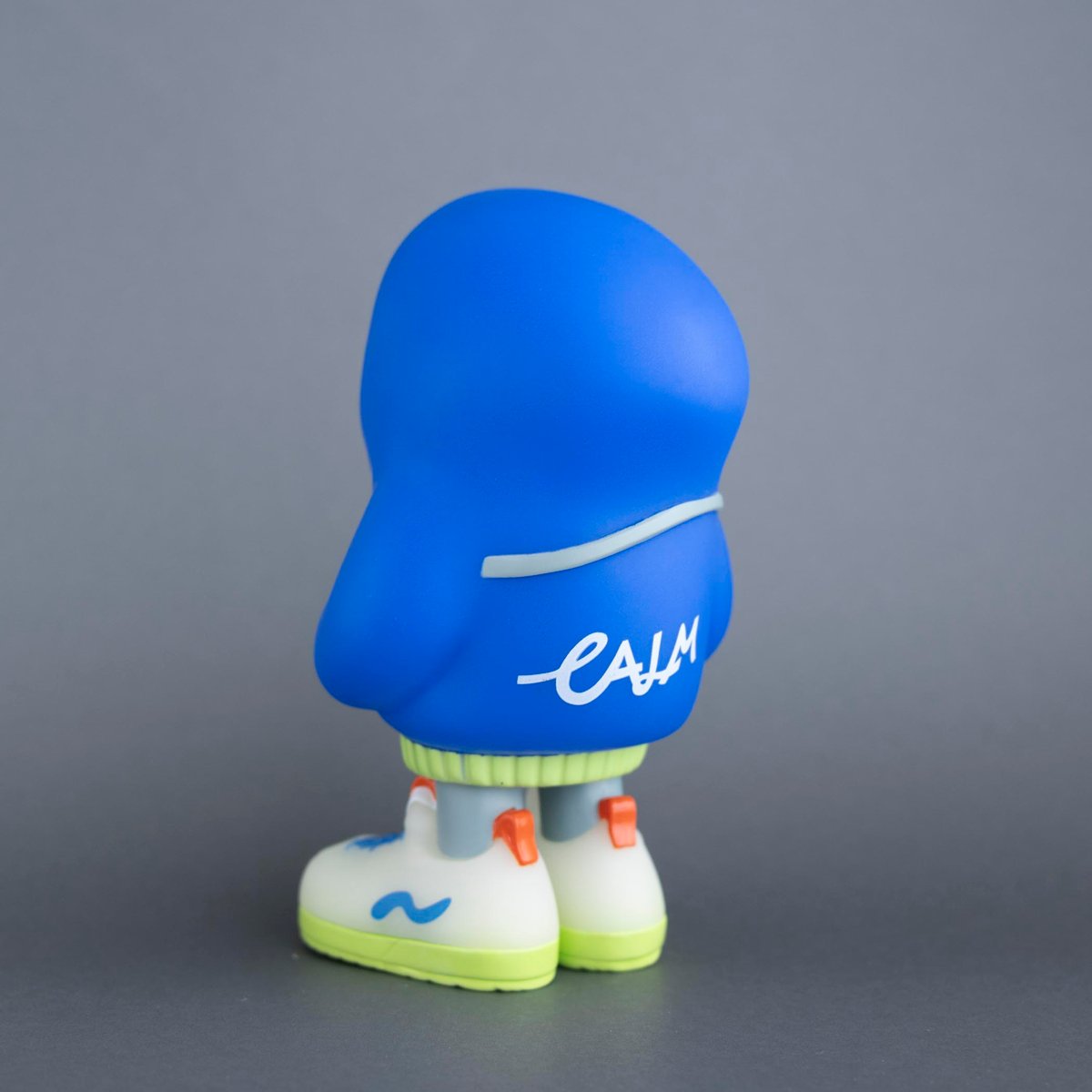 フードかぶりおばけちゃんのソフビ[蓄光BLUE] | ななしのおばけちゃん