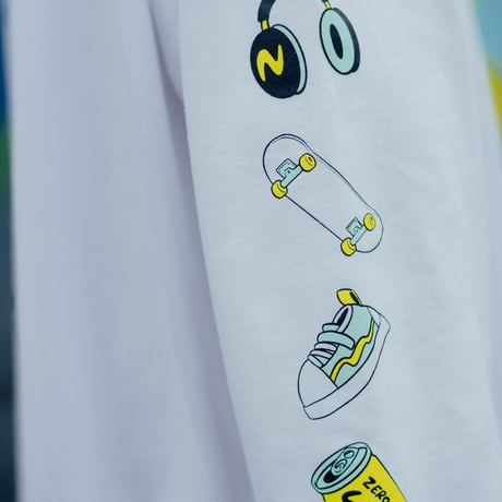 街を歩くヘッドホンおばけのロングTシャツ