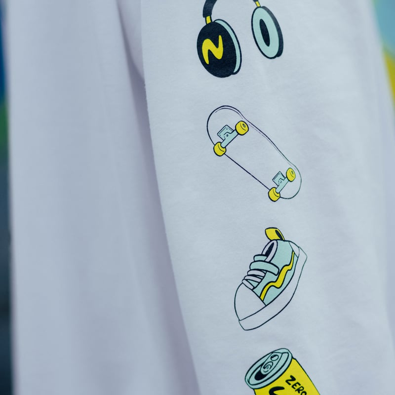 街を歩くヘッドホンおばけのロングTシャツ | ななしのおばけ