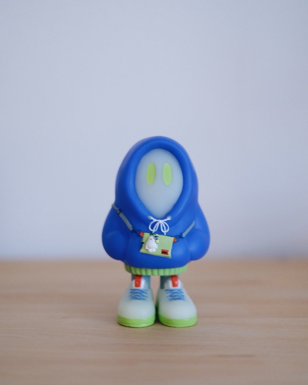 フードかぶりおばけちゃんのソフビ[蓄光BLUE] | ななしのおばけちゃん