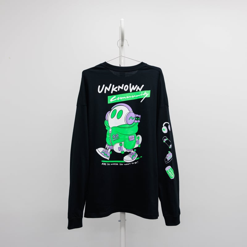 街を歩くヘッドホンおばけのロングTシャツ | ななしのおばけ