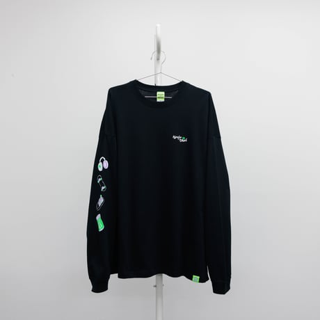 街を歩くヘッドホンおばけのロングTシャツ