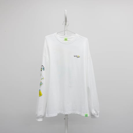 街を歩くヘッドホンおばけのロングTシャツ