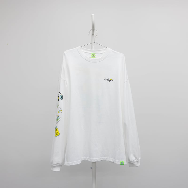 街を歩くヘッドホンおばけのロングTシャツ | ななしのおばけ