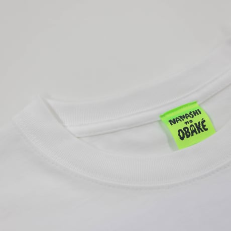 街を歩くヘッドホンおばけのロングTシャツ