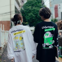 街を歩くヘッドホンおばけのロングTシャツ