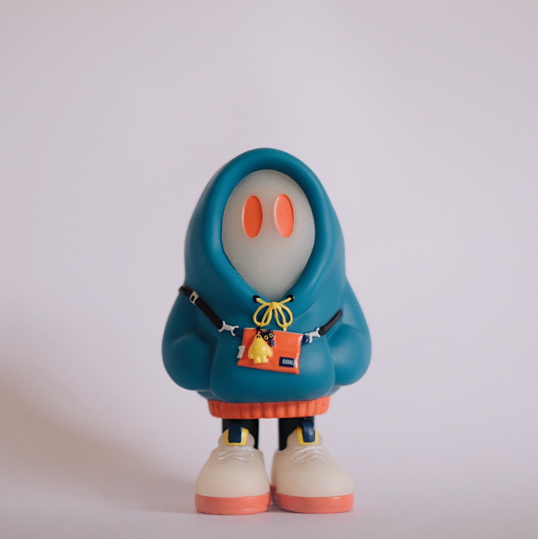 フードかぶりおばけちゃんのソフビ[蓄光RETRO BLUE] | ななしのおばけ