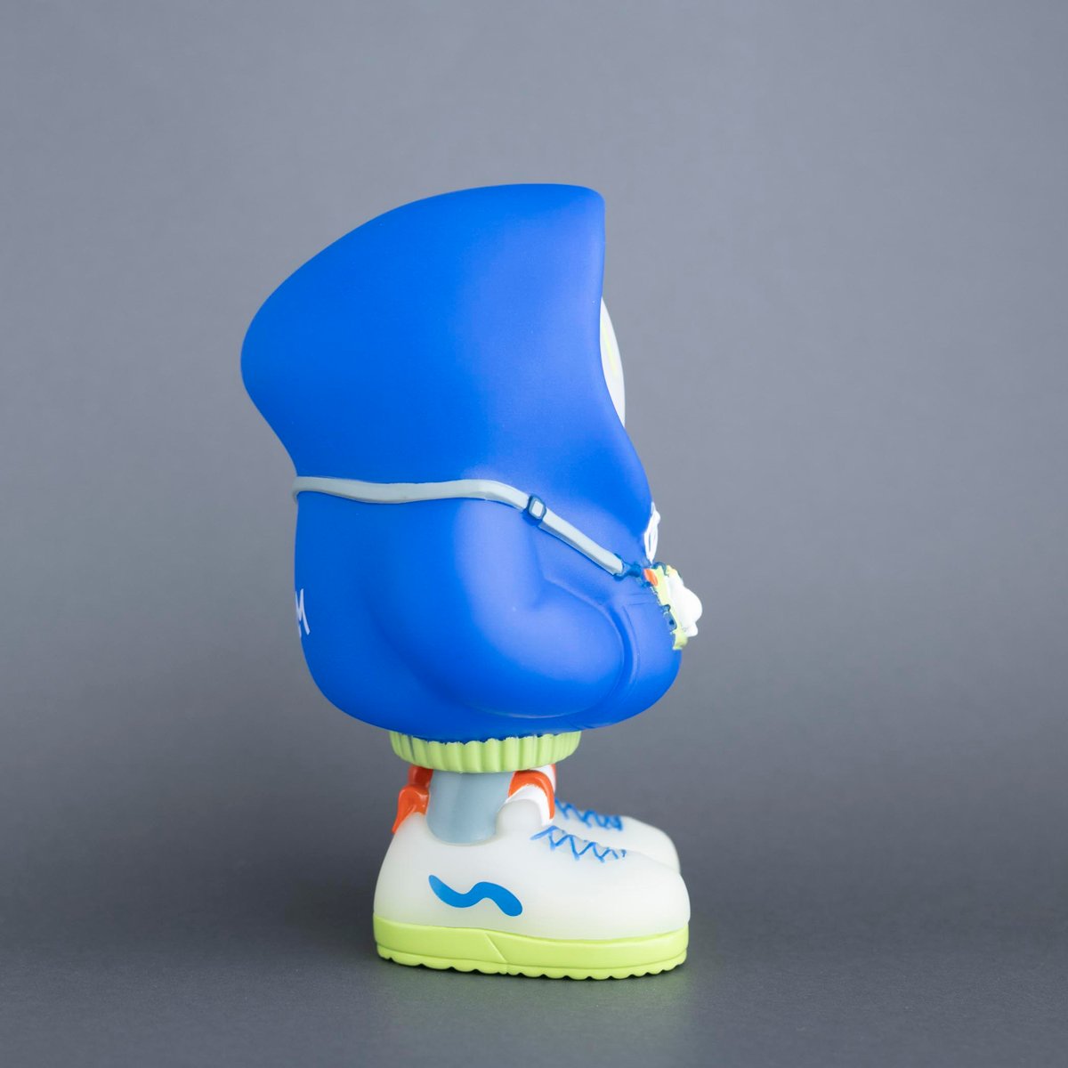 フードかぶりおばけちゃんのソフビ[蓄光BLUE] | ななしのおばけちゃん