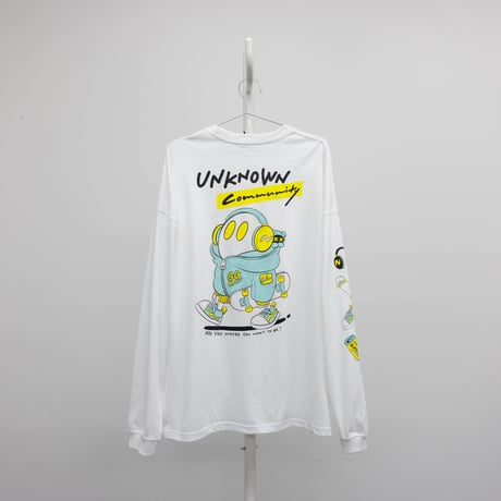 街を歩くヘッドホンおばけのロングTシャツ