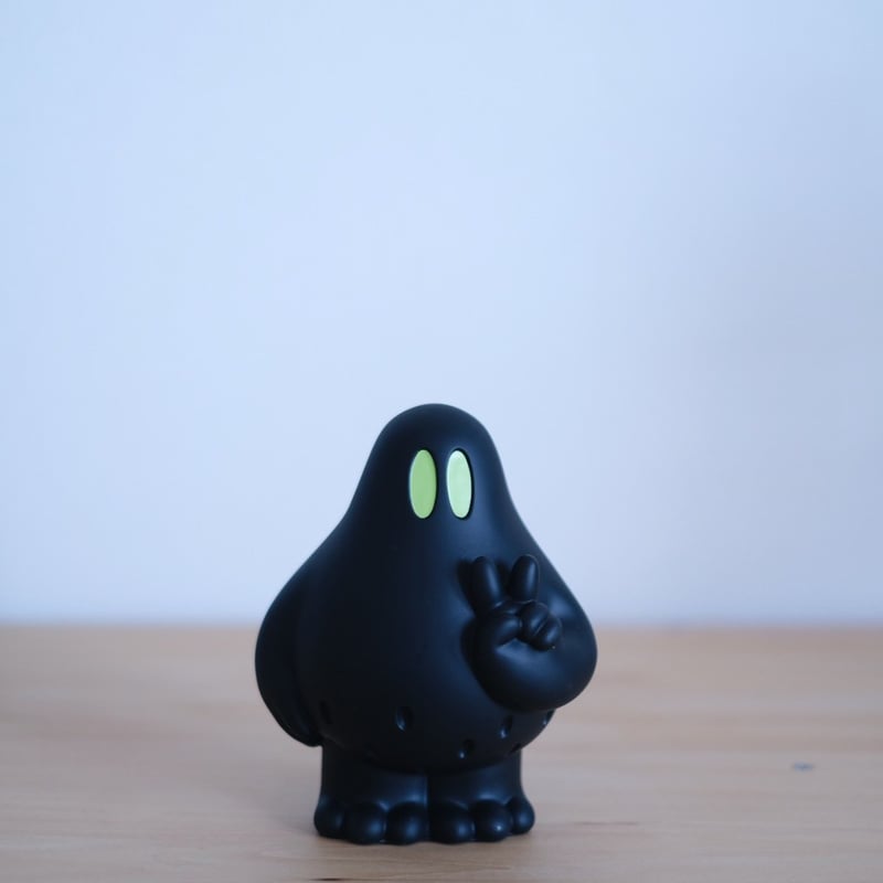 ピースイエティ君のソフビ/BLACK×GREEN | ななしのおばけちゃん