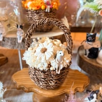 ハリネズミとお花のバスケットアレンジ