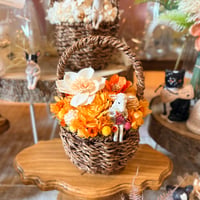 編み物ひつじとお花のバスケットアレンジ