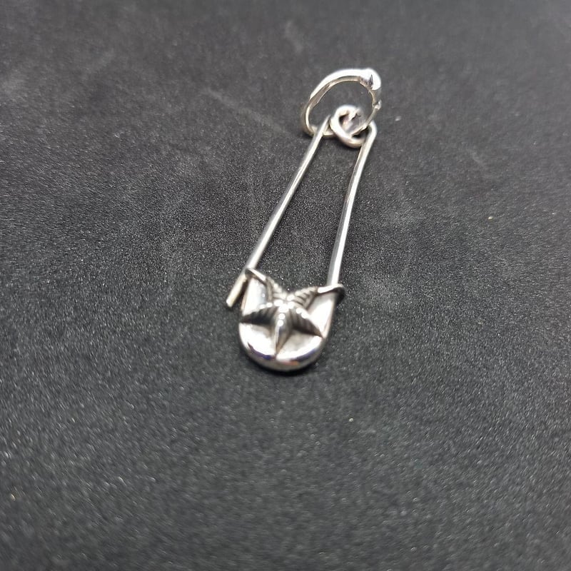 ☆【新品】シルバー925 安全ピン 星形ピアス セーフティピン ☆【新品】シルバー925 安全ピン 星形ピアス セーフティピン