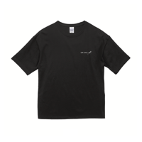 ビッグシルエット Tシャツ（胸元 & 襟下 ロゴ）