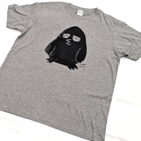 カラスのクロたんTシャツ（浦部はいむ）【企画展　仄暗い午前四時】