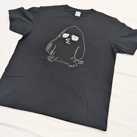 カラスのクロたんTシャツ（浦部はいむ）【企画展　仄暗い午前四時】