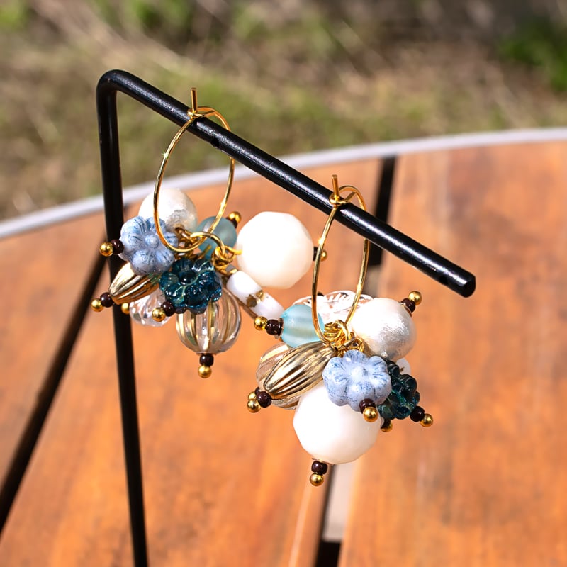bouquet- ピアス フープピアス 金属アレルギー対応 揺れるチェコビーズ