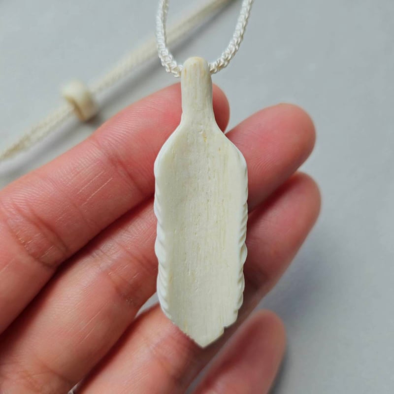 鹿の角 赤珊瑚のフェザーペンダント | 鹿角工房～イランカラプテ～