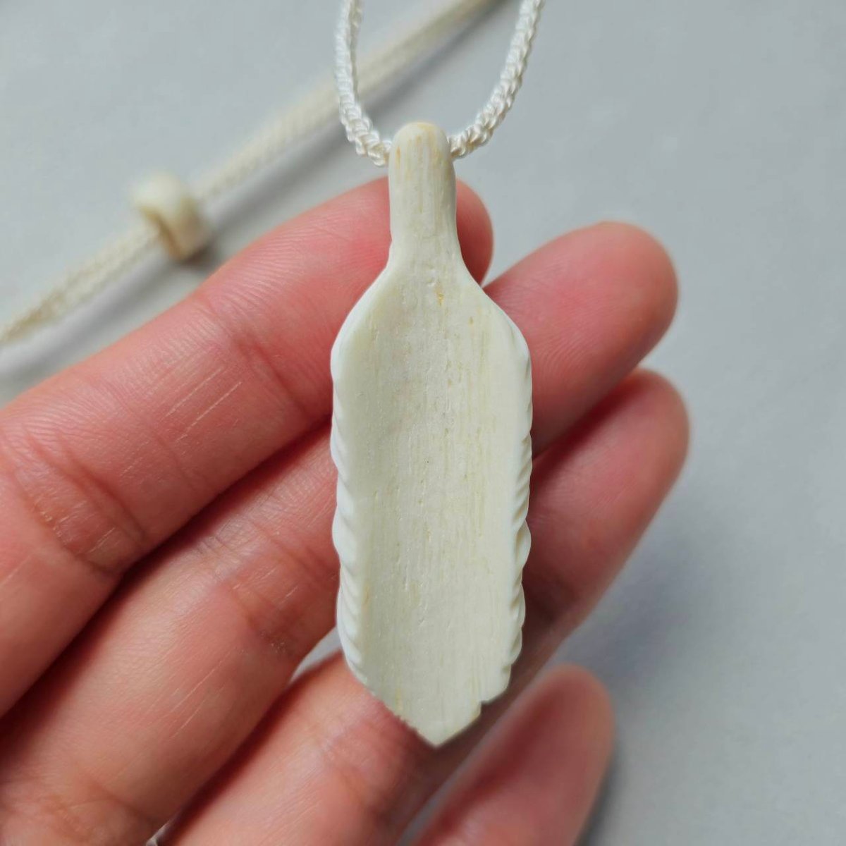 鹿の角 赤珊瑚のフェザーペンダント | 鹿角工房～イランカラプテ～