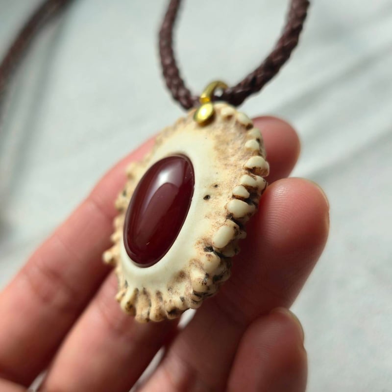 鹿の角 ローマングラスのペンダント#2 鹿の角 レッドアゲートのペンダント#2 | 鹿角工房～イランカラプテ～