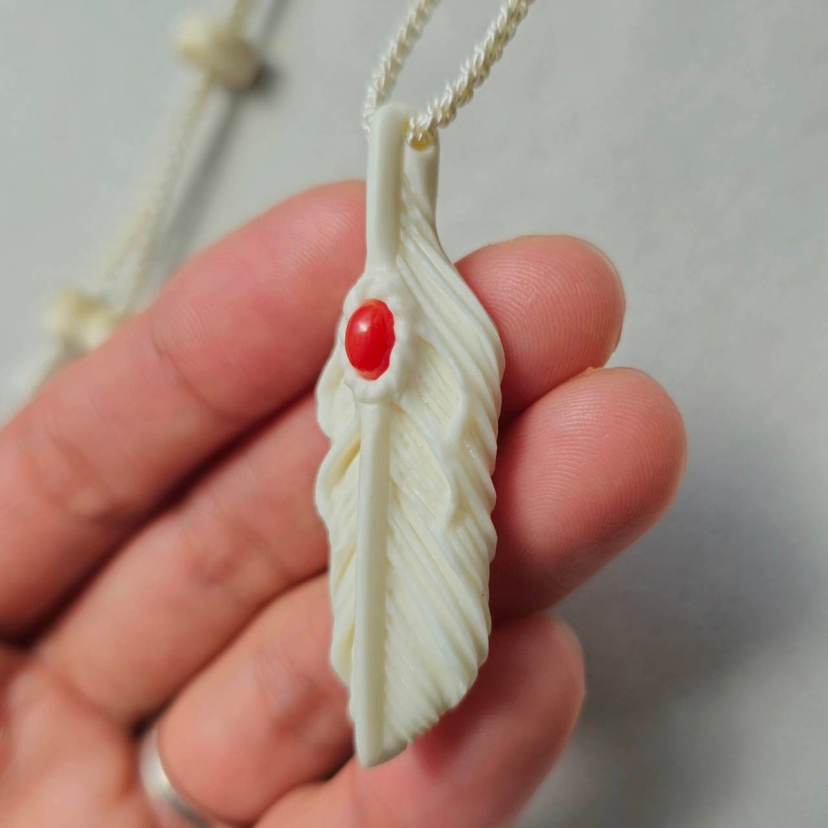 鹿の角 赤珊瑚のフェザーペンダント | 鹿角工房～イランカラプテ～