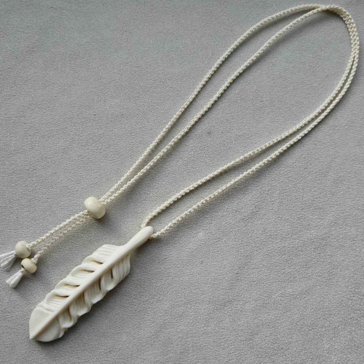 かー子] オーダー品 鹿の角 フェザー&勾玉ネックレス かー子] オーダー