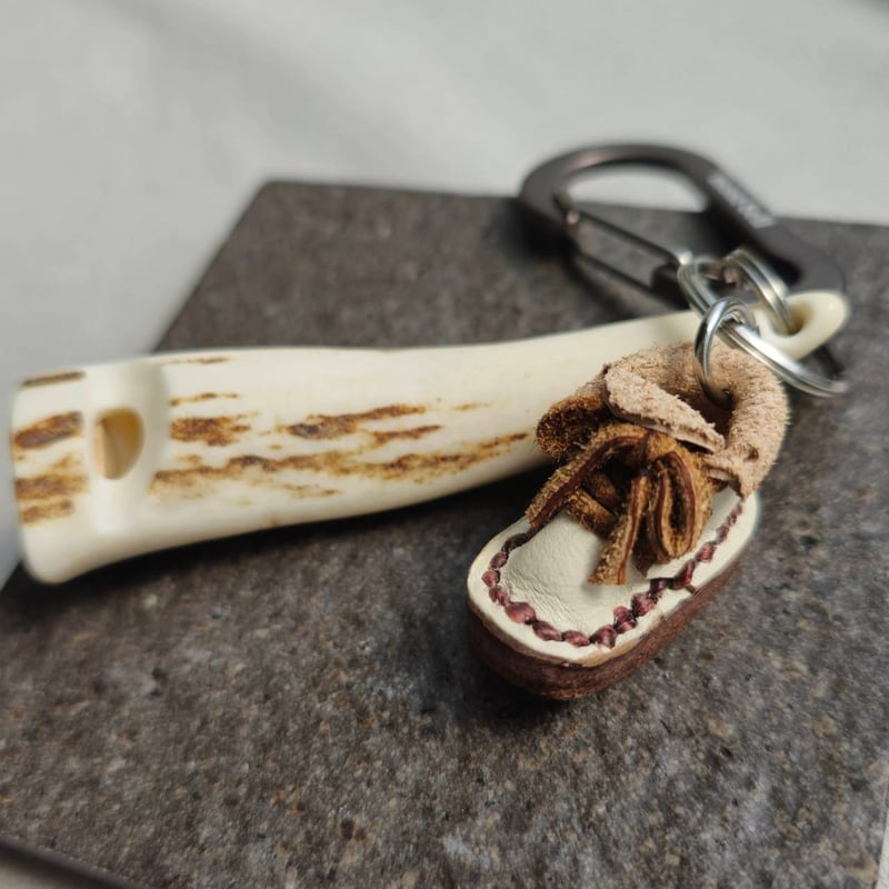 鹿の角笛 牛革のミニチュアブーツキーホルダー | 鹿角工房