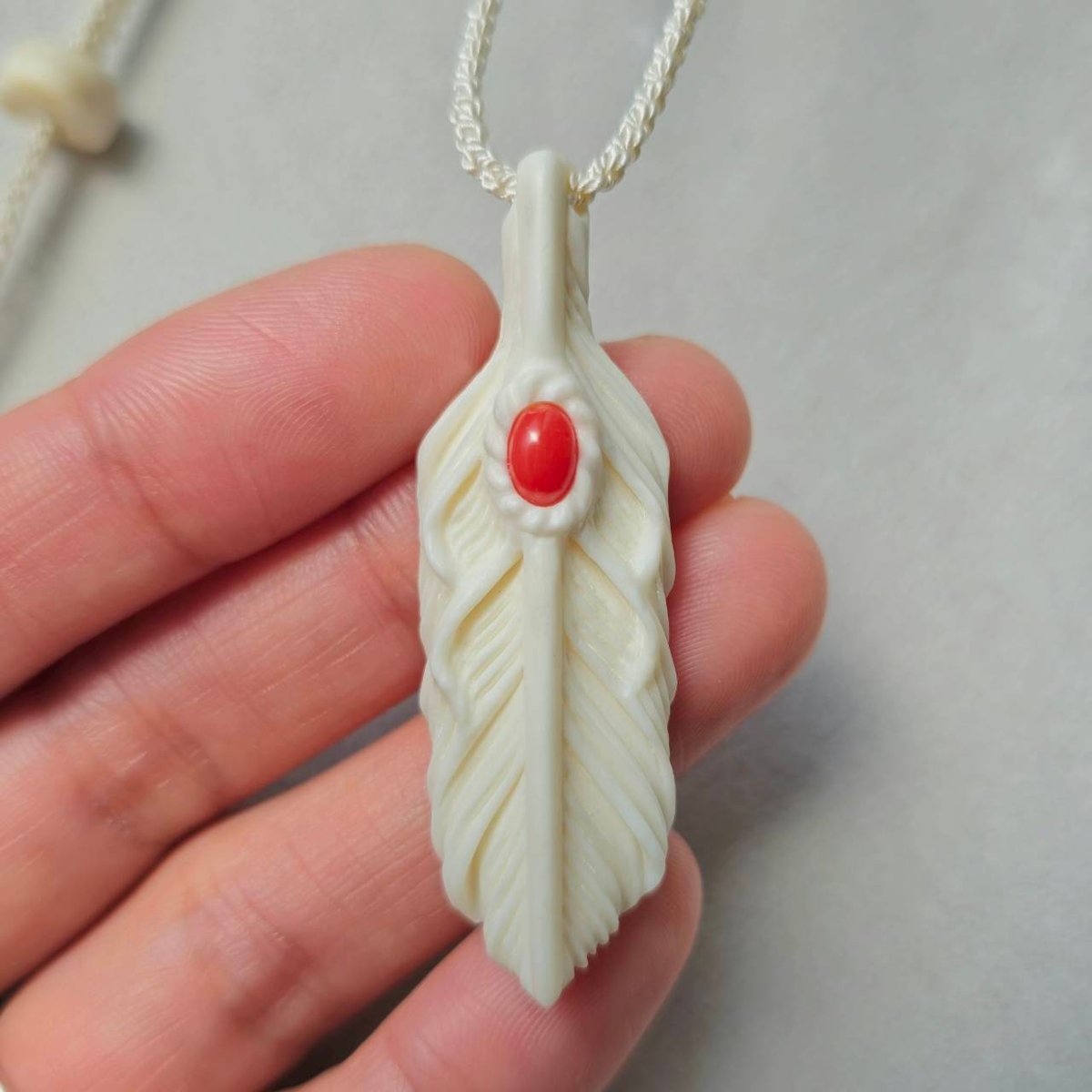 鹿の角 赤珊瑚のフェザーペンダント | 鹿角工房～イランカラプテ～