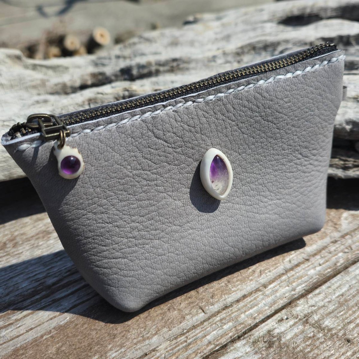 鹿革のポーチ バイカラーアメジストの鹿角コンチョ 鹿革のポーチ バイカラーアメジストの鹿角コンチョ | 鹿角工房