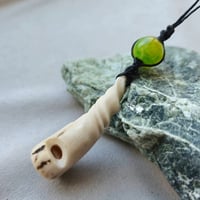 蝦夷鹿の角笛 バッグチャーム 紅十勝石 | 鹿角工房～イランカラプテ～