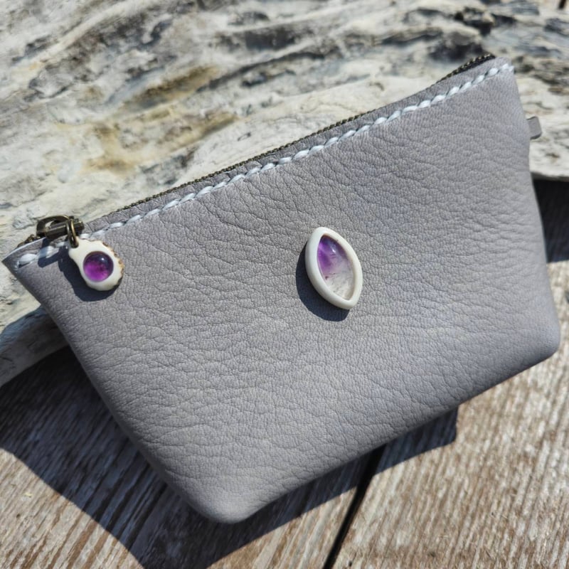 鹿革のポーチ バイカラーアメジストの鹿角コンチョ 鹿革のポーチ バイカラーアメジストの鹿角コンチョ | 鹿角工房