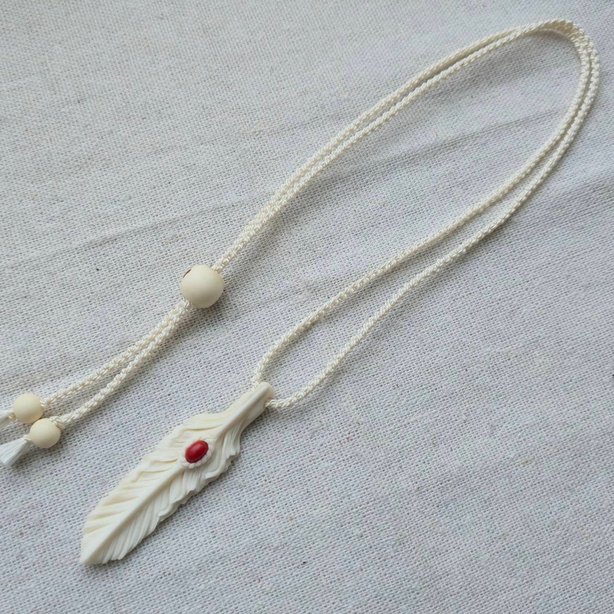 鹿の角 赤珊瑚のフェザーペンダント | 鹿角工房～イランカラプテ～