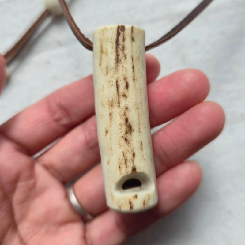 蝦夷鹿の角笛ペンダント 羽刻 | 鹿角工房～イランカラプテ～