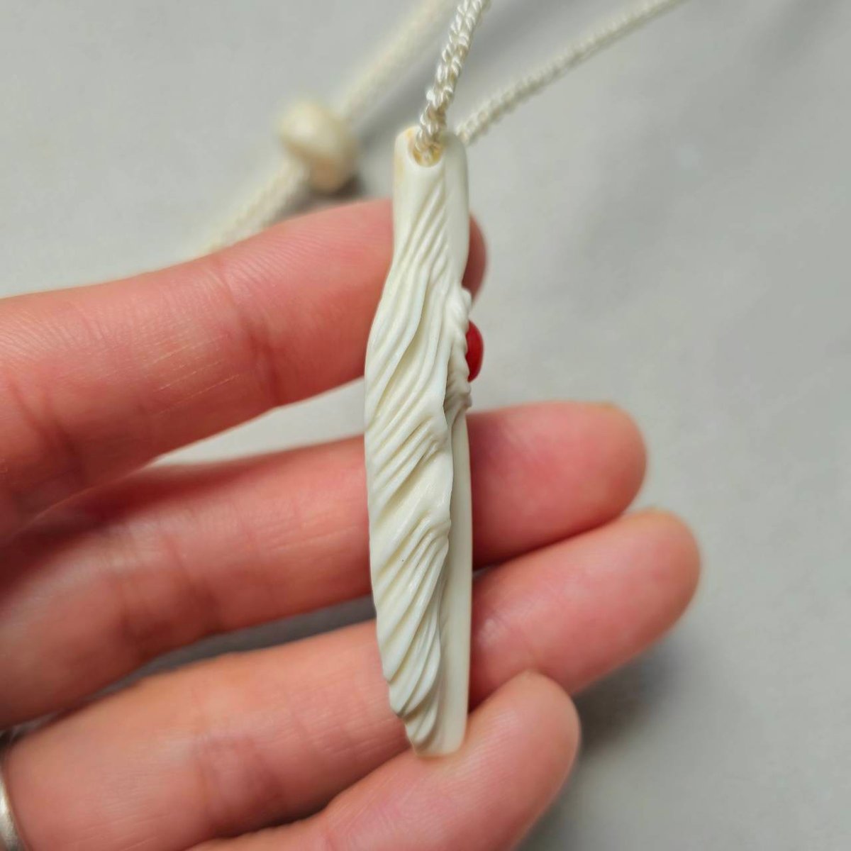 鹿の角 赤珊瑚のフェザーペンダント | 鹿角工房～イランカラプテ～