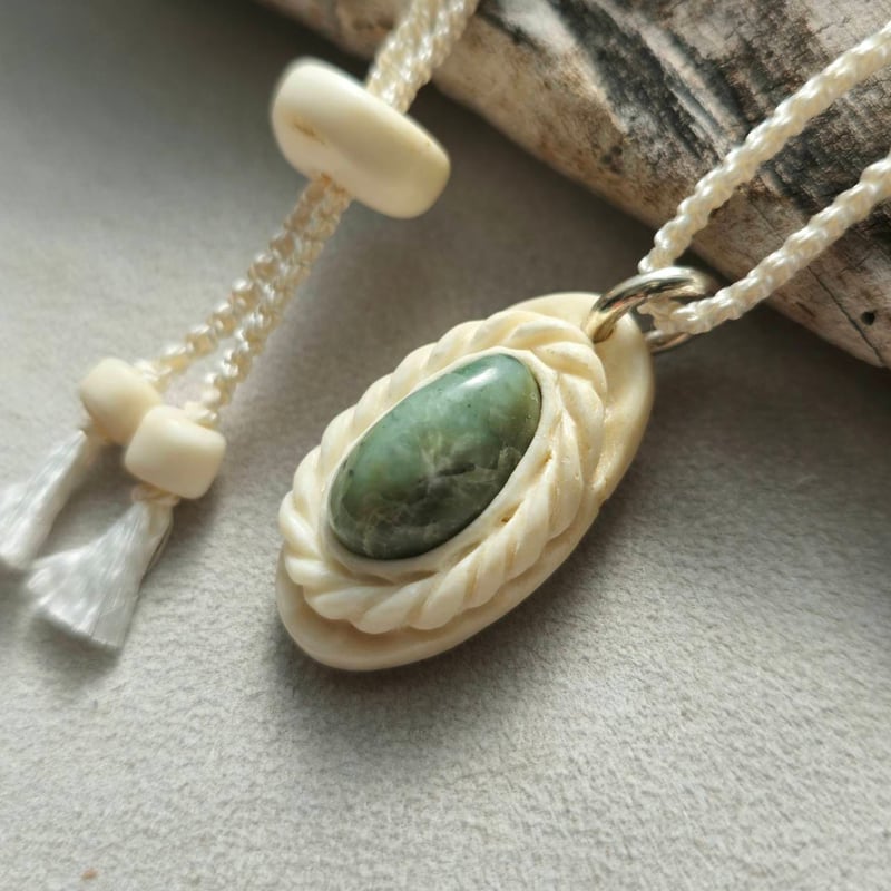 鹿の角 日高翡翠のペンダント | 鹿角工房～イランカラプテ～