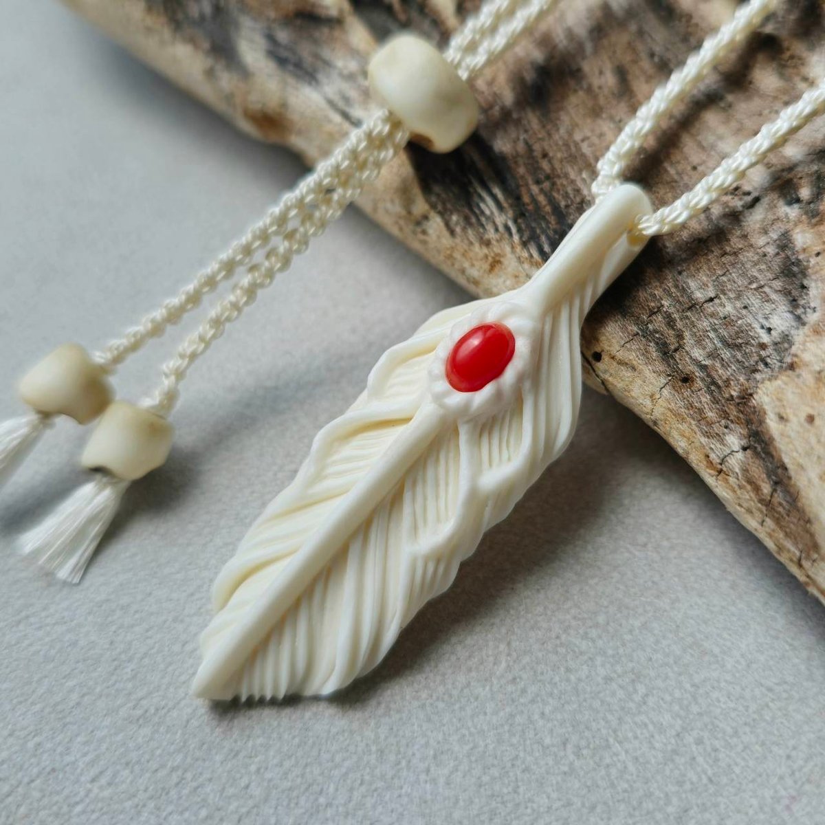 鹿の角 赤珊瑚のフェザーペンダント | 鹿角工房～イランカラプテ～